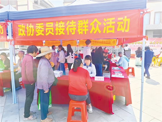 新会区政协崖门镇联络组组织委员在崖门文化中心设摊接访群众。 新会区政协崖门镇联络组组织委员在崖门文化中心设摊接访群众。