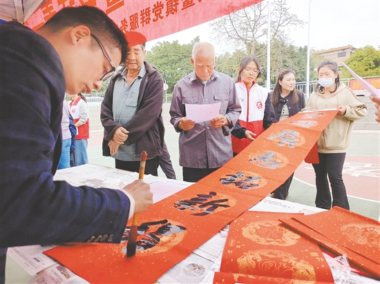 大鳌街坊积极参加活动，免费领取自己心仪的春联。
