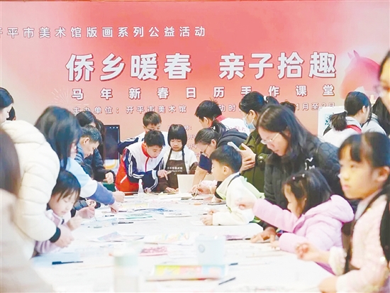 来自多所学校的艺术教师组成指导团队，带领家长与孩子体验版画创作，感受传统艺术魅力。