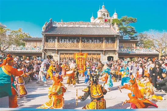 赤坎华侨古镇还特邀24人潮汕非遗英歌舞团震撼登场,槌如疾风、吼声震天,踏步敲槌间尽显中国战舞的磅礴气势。 赤坎华侨古镇还特邀24人潮汕非遗英歌舞团震撼登场,槌如疾风、吼声震天,踏步敲槌间尽显中国战舞的磅礴气势。