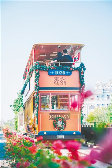 赤坎华侨古镇为游客提供无限次乘坐铛铛车服务。 赤坎华侨古镇为游客提供无限次乘坐铛铛车服务。