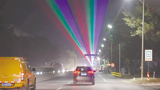 鹤山公安在G325国道时代倾城至址山永昌路段的8个关键点位共安装了28盏防疲劳激光灯，有降低因疲劳驾驶引发的道路交通事故安全风险。