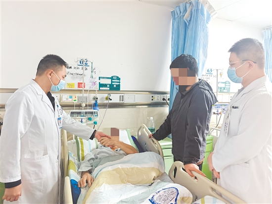 神经外科团队检查患者的恢复情况。
