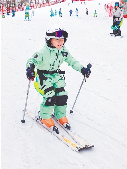 阮先生的孩子在旅途中享受到了滑雪的乐趣。