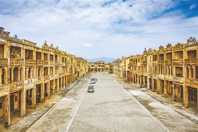 梅家大院是国内少有的具有相当规模且保存得较好的近代华侨建筑群。大院占地面积30亩,108幢二至三层带骑楼的楼房呈长方形排列,俨如一座小方城。 梅家大院是国内少有的具有相当规模且保存得较好的近代华侨建筑群。大院占地面积30亩,108幢二至三层带骑楼的楼房呈长方形排列,俨如一座小方城。