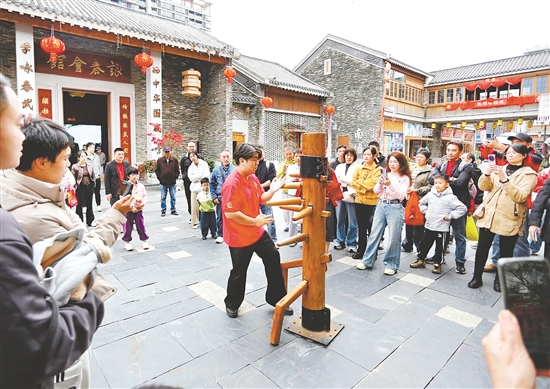 春节假期，江门古劳水乡旅游区的咏春拳表演吸引众多游客观看。