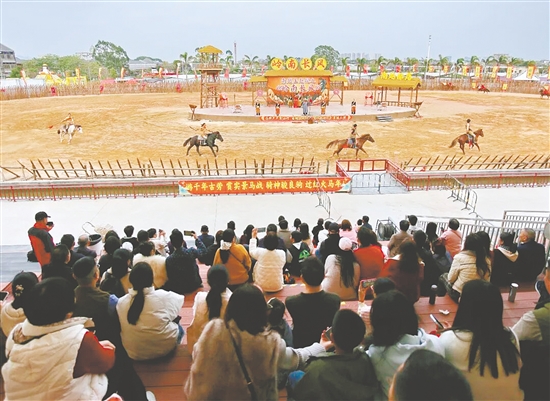 江门古劳水乡旅游区紧扣马年主题，推出大型马战实景剧。