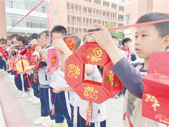 学生们将新学期心愿卡片与亲手制作的灯笼一起悬挂，成为校园里一道动人的风景。