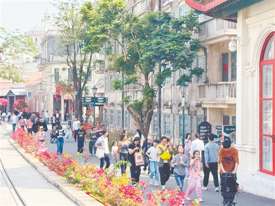 春节假期，赤坎华侨古镇游人如织。