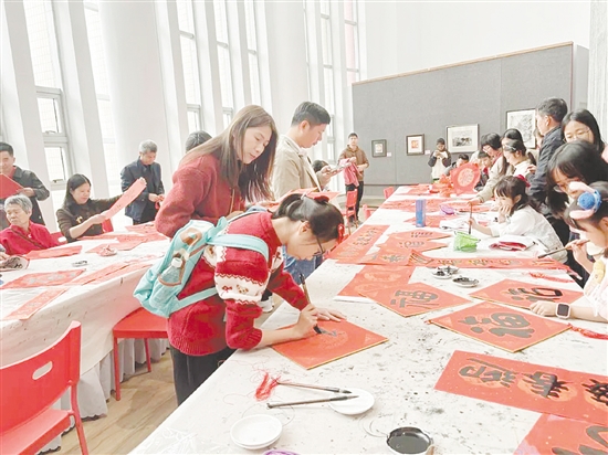 开平市美术馆开展书法雅集、文化体验等活动，让市民、游客度过别样的文化新春。