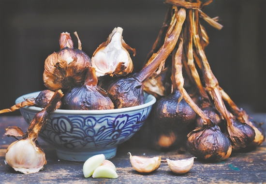 经过熏制的火蒜，外皮逐渐变为深沉的棕黑色，内里的蒜肉依然洁白瓷实，口感更加醇厚，辛辣香浓，风味独特且更耐储藏。