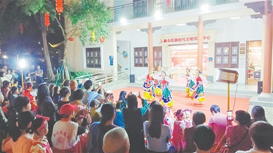 在庆元宵百姓音乐会上，文化文艺志愿者带来精彩表演。钟珍玲