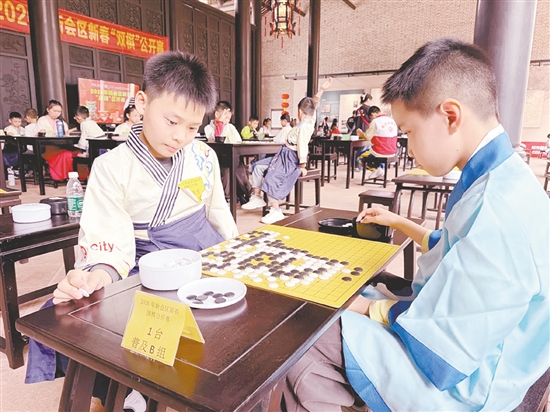 参赛选手同台切磋、以棋会友，对弈时全神贯注。