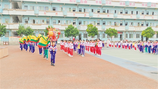 同学们舞起金龙，迎接新学期。