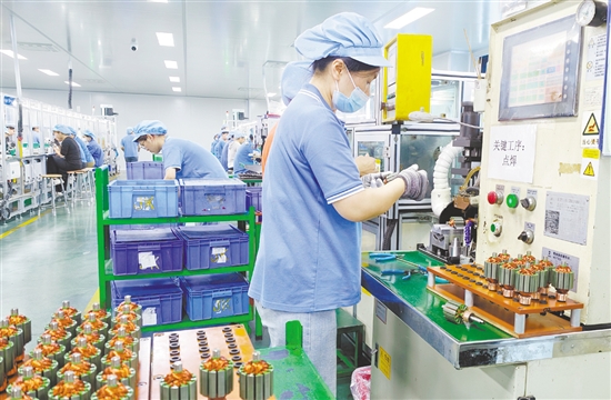从传统电机到新能源汽车核心部件,台山市江口电器制造有限公司的跃迁,正是“台山制造”向“台山智造”转型的生动注脚。 从传统电机到新能源汽车核心部件,台山市江口电器制造有限公司的跃迁,正是“台山制造”向“台山智造”转型的生动注脚。