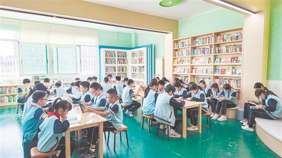 台山市着力构建多层次、多样化、广覆盖的立体阅读服务体系，推动公共文化服务重心下移、资源下沉，让优质阅读供给落地身边，让阅读融入群众日常生活。