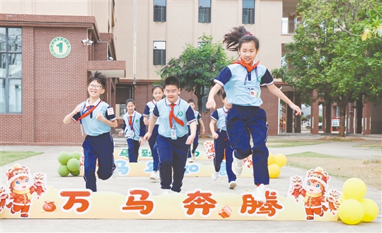 各校紧扣马年主题，为学生们送上兼具仪式感与教育意义的新春“开学大礼包”。