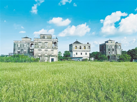 斗山镇浮月村充满侨乡特色。