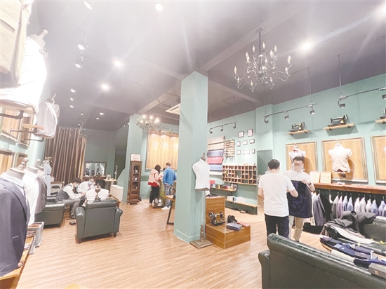 MR.西装定制一开工就十分忙碌，订单排到四月以后。