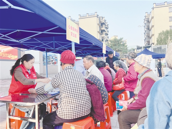 义诊吸引来众多村民。