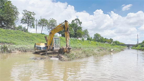 疏通水塘河道，保障春耕生产。