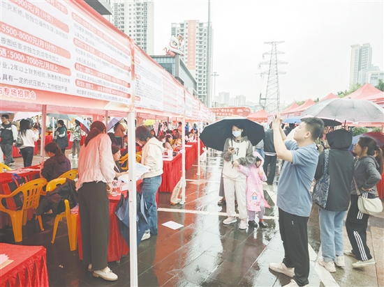 鹤山市人力资源和社会保障局组织192家本土企业在新华城举办专场招聘会。