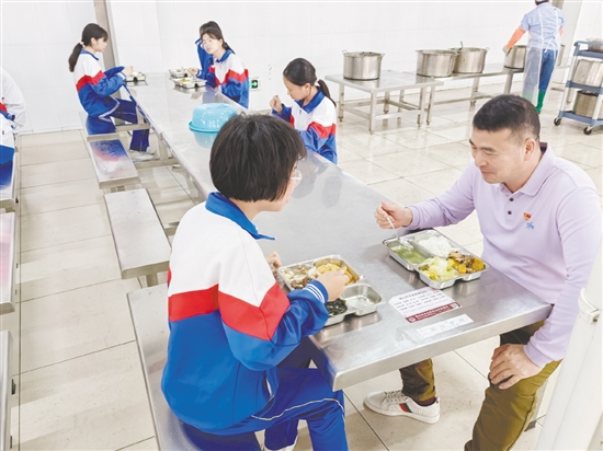 沙坪中学落实陪餐制度，让学生在校生活的归属感、满足感、获得感成色更足。