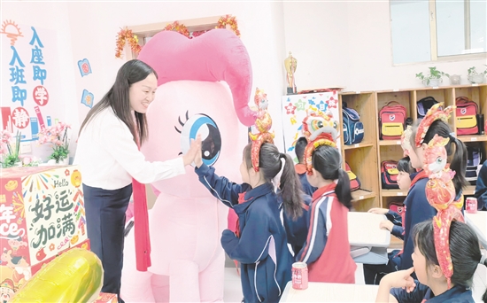 “小马宝莉”人偶与学生们亲密互动，祝愿大家在新的学期“马力全开”。