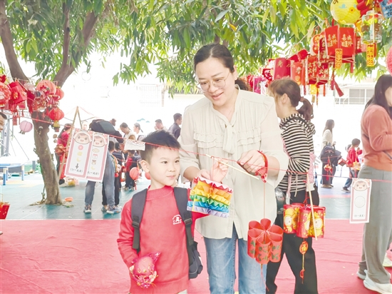 孩子和父母一起悬挂自制的灯笼，在欢声笑语中感受传统民俗的魅力。