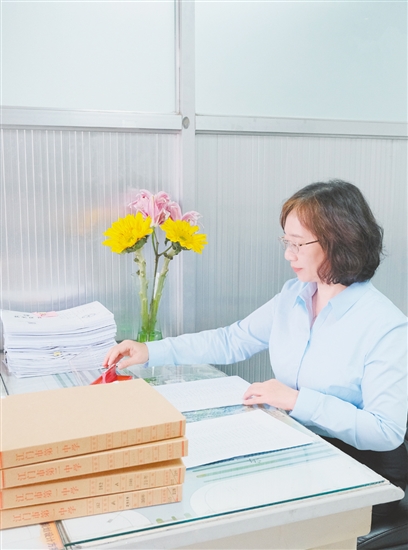 陈青云在整理档案。