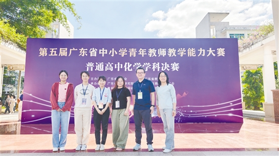 胥迎（左三）在省赛现场。