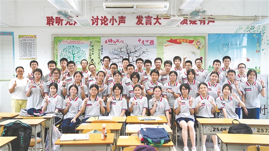 林丽芳（左一）与学生关系融洽。