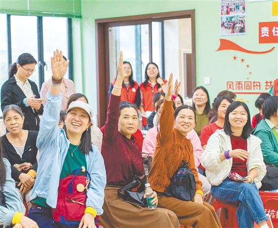 军属们欢聚一堂,共庆节日。 军属们欢聚一堂,共庆节日。