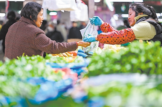 3月9日，消费者在江苏省南京市雨花台区一家农贸市场选购蔬菜。新华社发