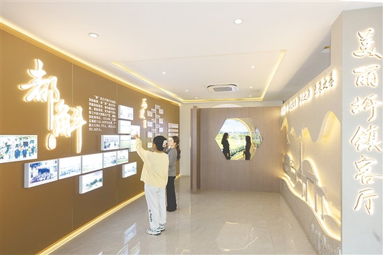 都斛镇美丽圩镇客厅内部打造集历史沿革、文化底蕴、规划布局、建设成效、经济发展展示及特色产品展销、游客服务于一体的综合展览空间。 都斛镇美丽圩镇客厅内部打造集历史沿革、文化底蕴、规划布局、建设成效、经济发展展示及特色产品展销、游客服务于一体的综合展览空间。