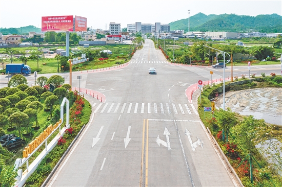 都斛镇主入口是一处集交通便利、文化展示和休闲娱乐于一体的综合性出入口,也是连通江门新会、珠海的重要交通枢纽。 都斛镇主入口是一处集交通便利、文化展示和休闲娱乐于一体的综合性出入口,也是连通江门新会、珠海的重要交通枢纽。