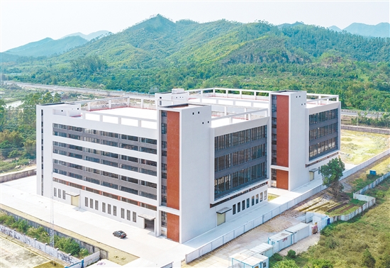 广南化工实业有限公司宠物笼生产项目占地22575平方米,分三期建设,目前已完成80%,投产后将形成规模化、智能化的宠物用品生产基地。 广南化工实业有限公司宠物笼生产项目占地22575平方米,分三期建设,目前已完成80%,投产后将形成规模化、智能化的宠物用品生产基地。