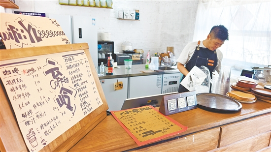 在大槐镇下岭村，“云岭咖啡”由村里闲置的“车米屋”改造而来。