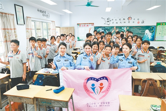 “护苗女警”把法律知识带到校园。