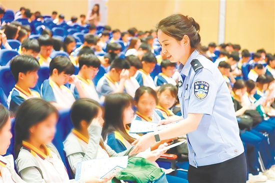 周丽岩结合实际案例，开展未成年人反诈宣传。