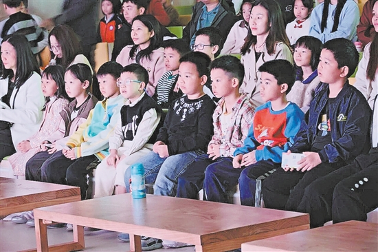 学生和家长们沉浸在光影中，共度亲子时光。