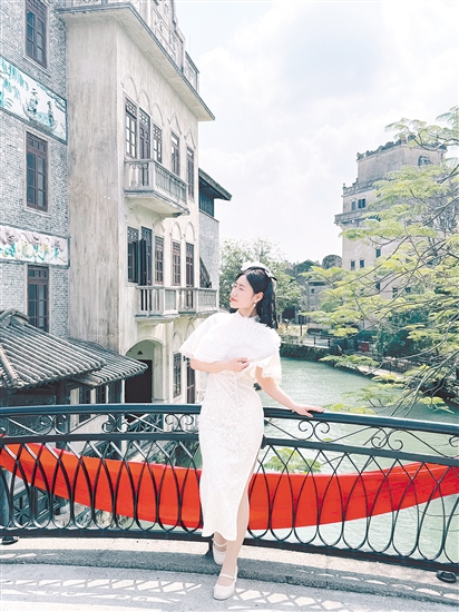 不少女性在赤坎华侨古镇旅拍。 不少女性在赤坎华侨古镇旅拍。