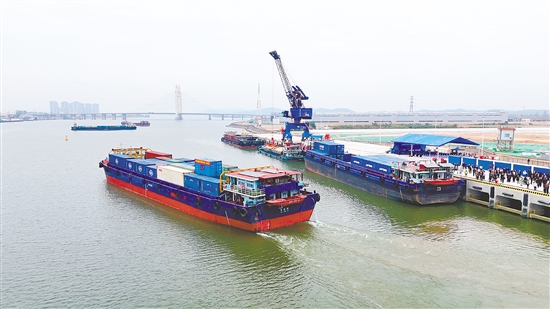 从传统货运节点到产业联动平台的跨越式升级，这是三埠港最显著的变化。