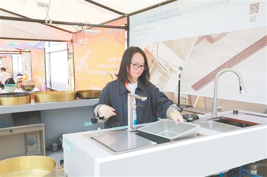 开平市8家重点外贸企业带来拳头产品，涵盖水暖卫浴、建筑装饰、出口食品、电器等多个领域。