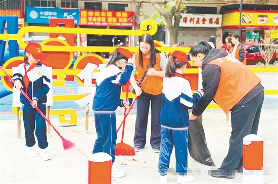志愿队伍化身“环保小卫士”，一起清扫垃圾。