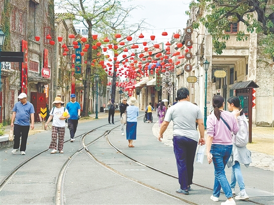 春节假期，赤坎华侨古镇游人如织。李银换