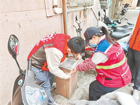 志愿者、网格员齐上阵,对蚊虫易孳生场所进行重点清理。 志愿者、网格员齐上阵,对蚊虫易孳生场所进行重点清理。