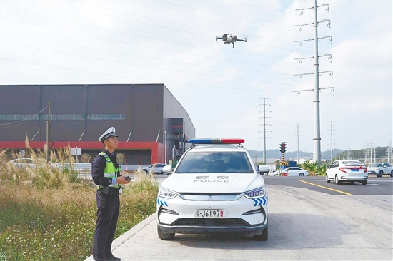 新会公安创新勤务模式,警用无人机“走上”街头,开展常态化路面交通巡查管控工作。 新会公安创新勤务模式,警用无人机“走上”街头,开展常态化路面交通巡查管控工作。