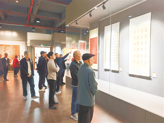 开幕当天,众多书法爱好者慕名前来观展。 开幕当天,众多书法爱好者慕名前来观展。