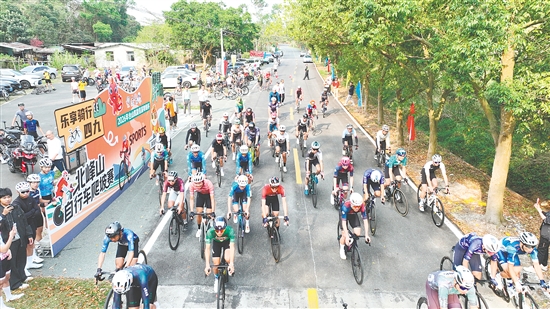 活动吸引了粤港澳大湾区的150余名自行车运动爱好者参加。 活动吸引了粤港澳大湾区的150余名自行车运动爱好者参加。